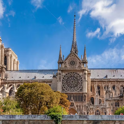 Notre-Dame-Outdoor-Walking-Tour-02